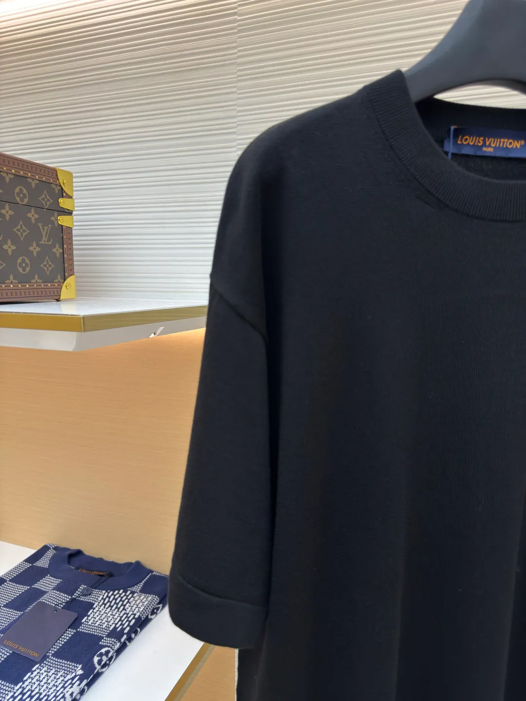 LOUISVUITTON Pocket embroidered beaded woolen short sleeves ●Authentic product: purchased and developed for 11700 ●Item number: 1680099-A65 ●Fabric: long-staple cotton ●Technology: singeing ●Version: fitted version ●Weight: about 310 grams ●Size: XS-S-M-L ●Description: Developed and produced, the wool material is customized according to the original version, using singeed mercerized long-staple cotton and high-quality nylon. First, singeed mercerized long-staple cotton is used, and the color is dyed and batched at a ratio of 1:1 according to the original version, and then the yarn and nylon are set-dyed. Both yarns must be set-dyed, and the color similarity is as high as 95%. Only the above can be used for spinning. The singeed mercerized long-staple cotton yarn is made of 100% top-grade long-staple cotton. It is fully combed and tightly matched + singed mercerized process. It strives for excellence. It not only retains the simplicity and gentleness of pure cotton, but also gives it a noble temperament like silk. The color is beautiful, the touch is gentle and delicate, and you can enjoy silky smoothness. The overall wiring is straight and delicate, the fabric is comfortable and soft, and the color is consistent without color difference. It can be matched with the same style to create a fashionable look and control various occasions. Customized accessories, complete with three standards, same style for men and women!